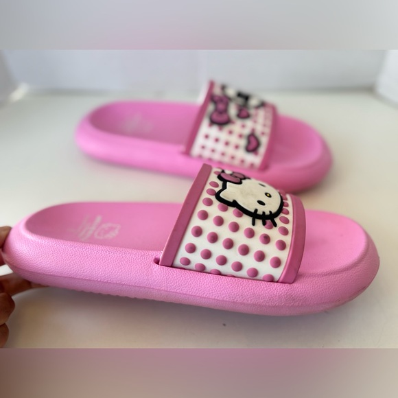 HELLO KITTY PINK RUBBER SLIDES SIZE 6 - Picture 2 of 8